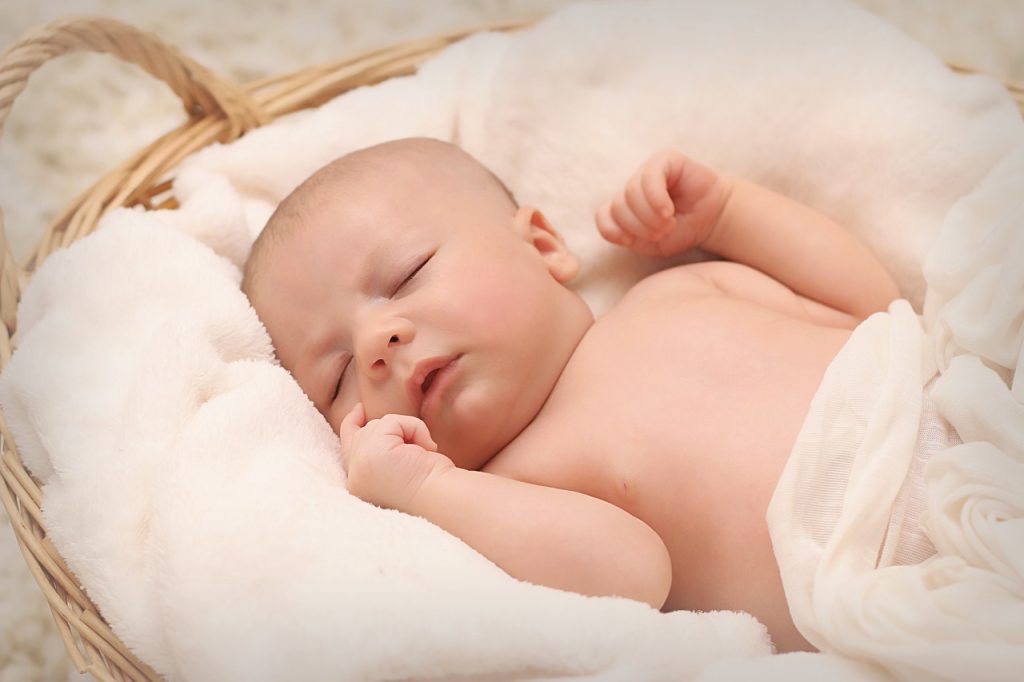 bebe-dormant-dans-son-cododo